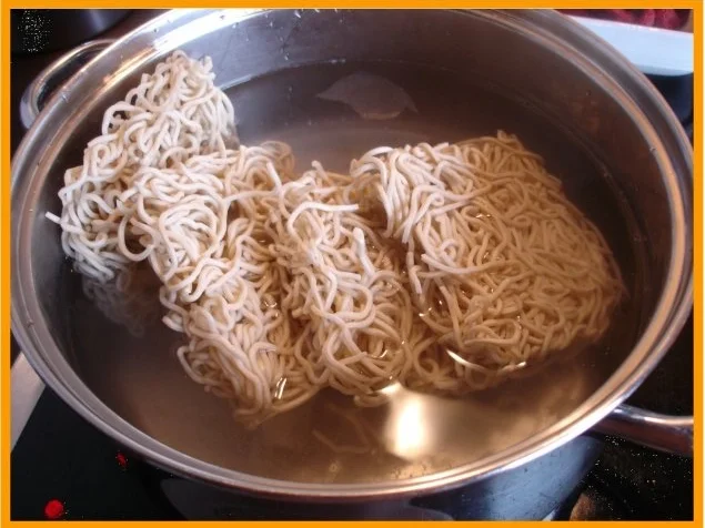 Nudeln mit Schweinefleisch und Gemüse in Pflaumensauce - Rezept - Bild Nr. 3