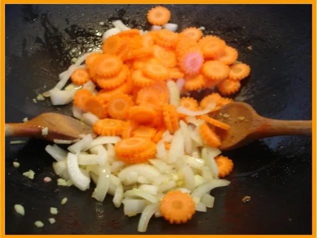 Nudeln mit Schweinefleisch und Gemüse in Pflaumensauce - Rezept - Bild Nr. 13