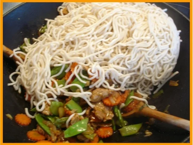 Nudeln mit Schweinefleisch und Gemüse in Pflaumensauce - Rezept - Bild Nr. 20