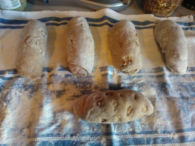 Rezept: Baguette-Broetchen dunkel mit Haselnuessen Bild Nr. 3 Baguette-Broetchen dunkel mit Haselnuessen - Rezept - Bild Nr. 3