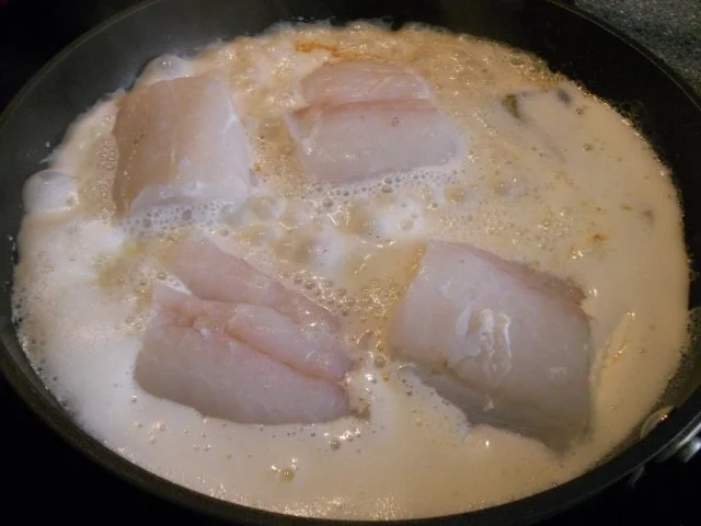 Skrei auf der Sahnehaube, Brokkoli, tournierten Kartoffeln und  Sauce Hollandaise - Rezept - Bild Nr. 2