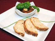 Caponata mit Mozzarella, dazu selbstgebackenes Tomaten-Mozzarella-Brot - Rezept