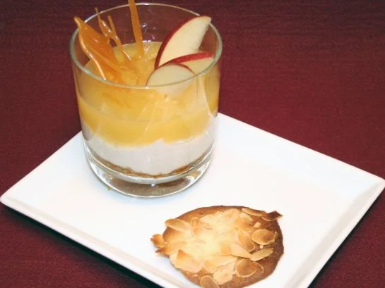 Rezept: Ricottacreme mit Apfelmus auf italienischen Makronen Ricottacreme mit Apfelmus auf italienischen Makronen - Rezept