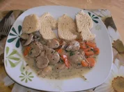 Bratwurst-Pilz-Ragout mit Böhmischen Knödeln - Rezept