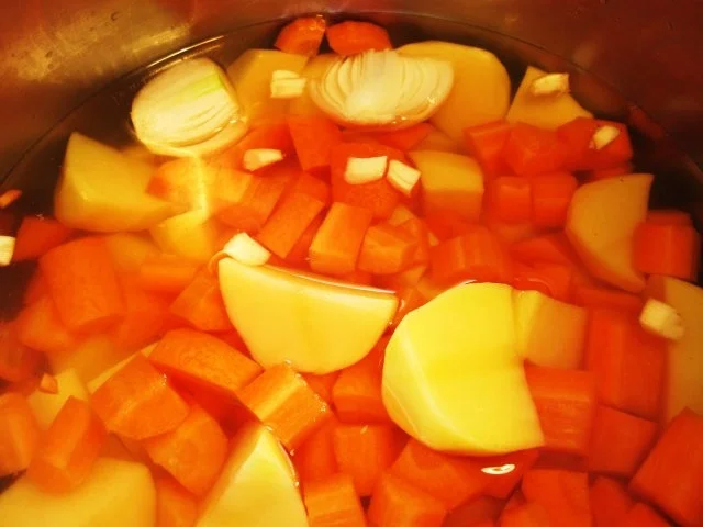 Rezept: Kartoffel-Möhren-Püree Bild Nr. 2 Kartoffel-Möhren-Püree - Rezept - Bild Nr. 2