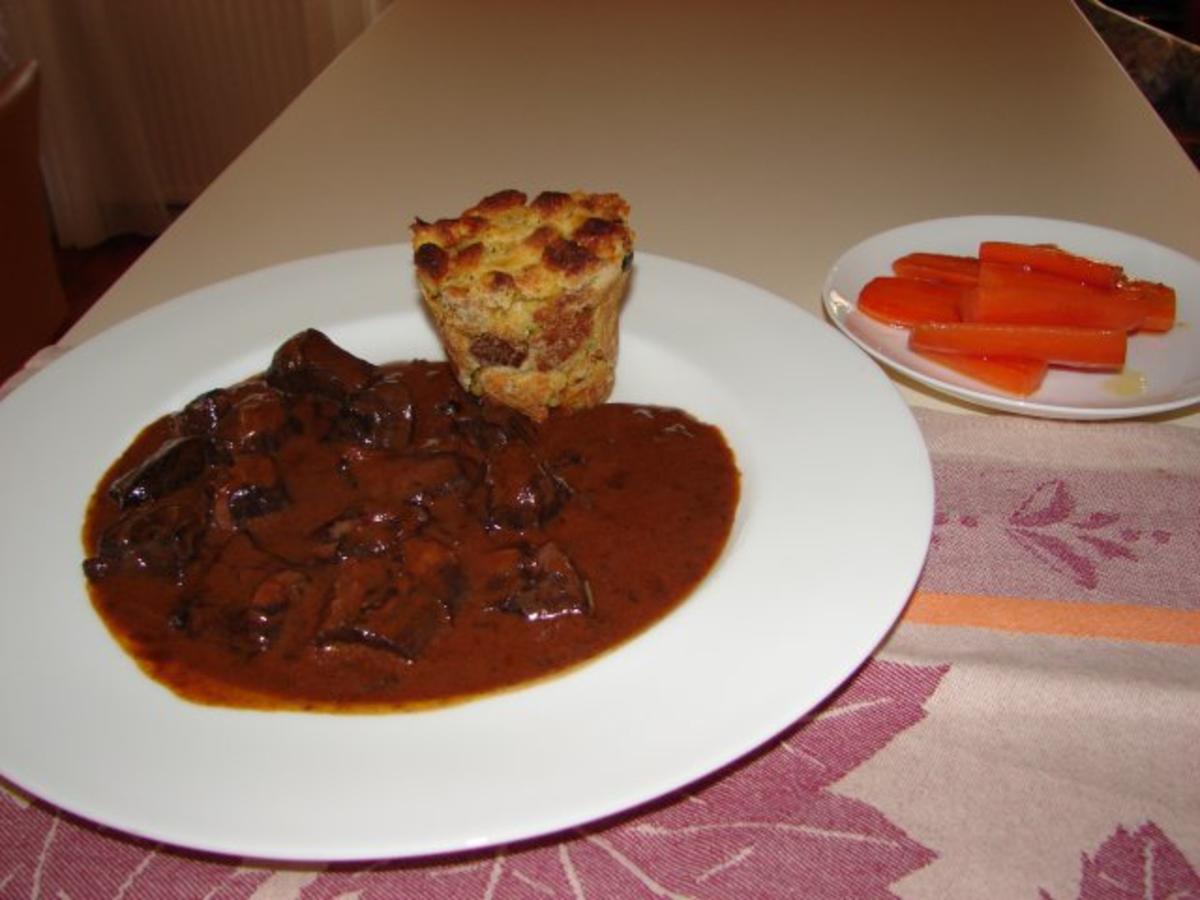 Schweine-Pfeffer-Ragout mit Semmelauflauf und Butterkarotten - Rezept ...