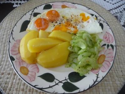 Rezept: Fleischlos : Salzkartoffeln mit Spiegelei und Gurkensalat Fleischlos : Salzkartoffeln mit Spiegelei und Gurkensalat - Rezept