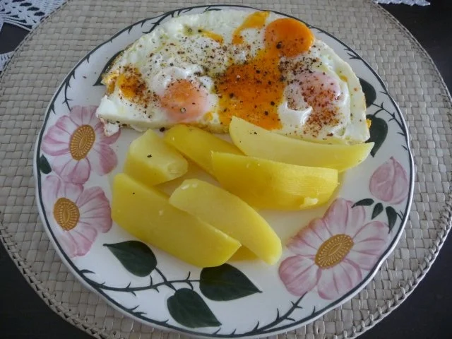 Fleischlos : Salzkartoffeln mit Spiegelei und Gurkensalat - Rezept - Bild Nr. 2