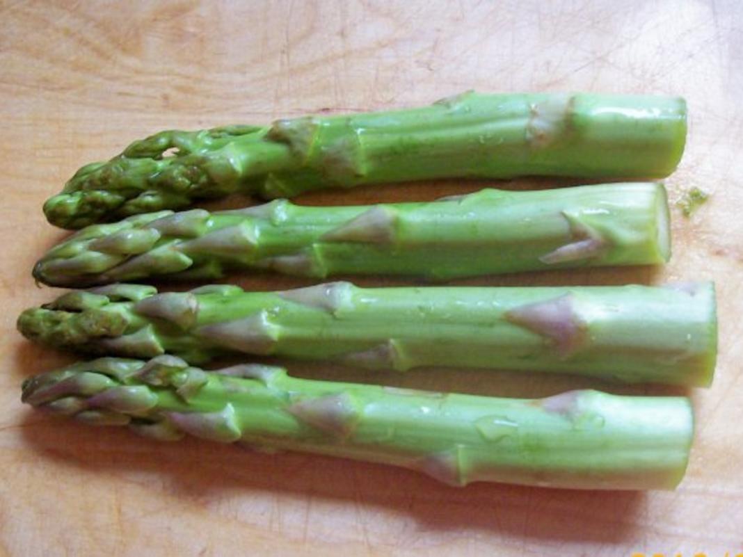Vorspeise: Gratinierter grüner Spargel mit Proscuitto - Rezept - kochbar.de