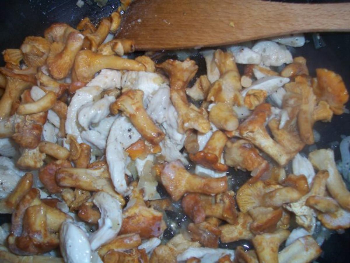 Scharfes Hähnchen mit Pfifferlingen und Erbsen, dazu ein frischer Salat - Rezept - Bild Nr. 4