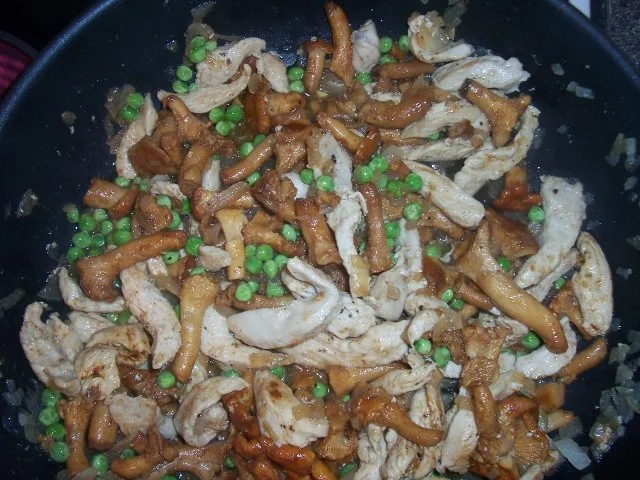 Rezept: Scharfes Hähnchen mit Pfifferlingen und Erbsen, dazu ein frischer Salat Bild Nr. 5 Scharfes Hähnchen mit Pfifferlingen und Erbsen, dazu ein frischer Salat - Rezept - Bild Nr. 5