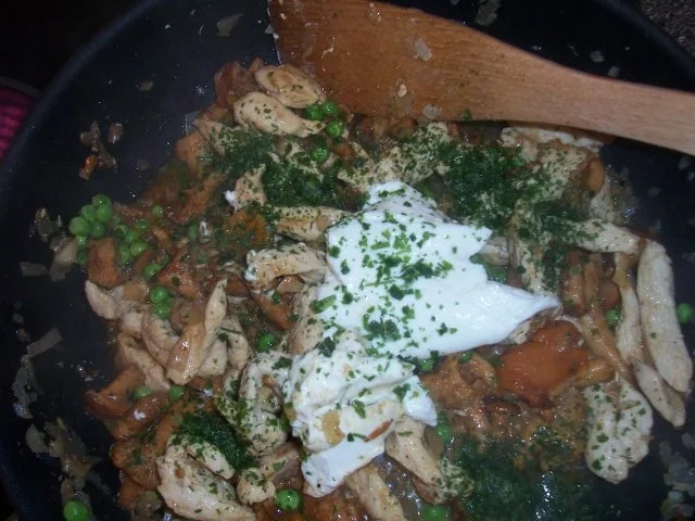 Rezept: Scharfes Hähnchen mit Pfifferlingen und Erbsen, dazu ein frischer Salat Bild Nr. 6 Scharfes Hähnchen mit Pfifferlingen und Erbsen, dazu ein frischer Salat - Rezept - Bild Nr. 6