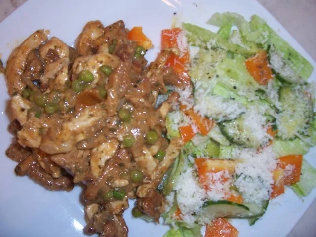 Rezept: Scharfes Hähnchen mit Pfifferlingen und Erbsen, dazu ein frischer Salat Bild Nr. 8 Scharfes Hähnchen mit Pfifferlingen und Erbsen, dazu ein frischer Salat - Rezept - Bild Nr. 8