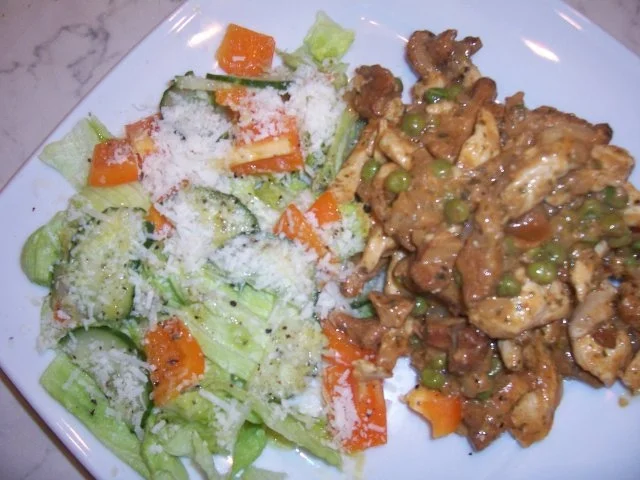 Rezept: Scharfes Hähnchen mit Pfifferlingen und Erbsen, dazu ein frischer Salat Scharfes Hähnchen mit Pfifferlingen und Erbsen, dazu ein frischer Salat - Rezept