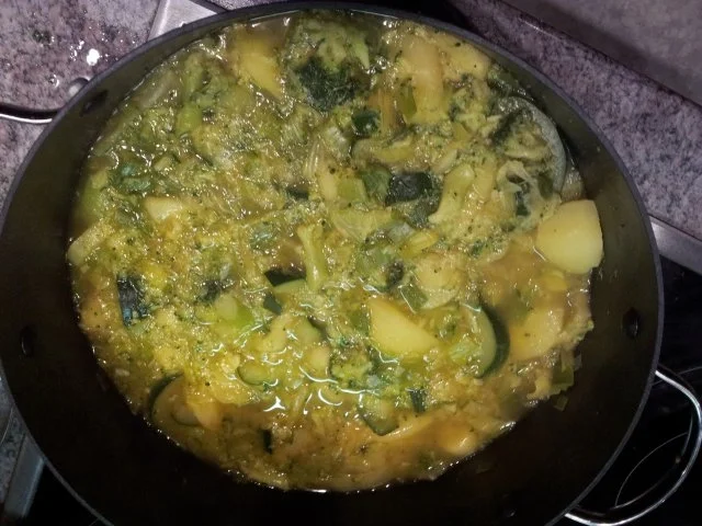 Grüner Eintopf mit Knoblauch + frischem März-Gemüse - Rezept