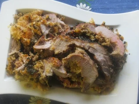 Deftiger Zwiebel-Rollbraten NT, mit schwarzer Kräuterkruste - Rezept - Bild Nr. 2