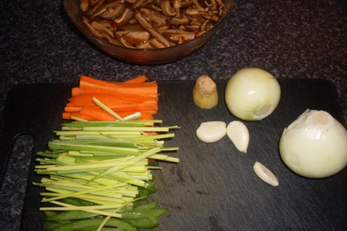 Huhn "Asiatisch" mit Gemüsestreifen auf Mie-Nudeln - Rezept - Bild Nr. 2