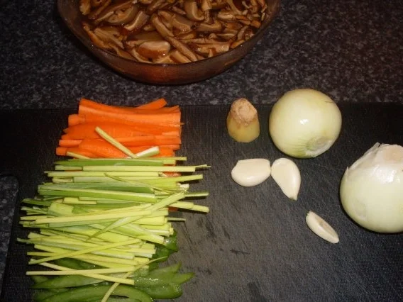 Huhn "Asiatisch" mit Gemüsestreifen auf Mie-Nudeln - Rezept - Bild Nr. 2