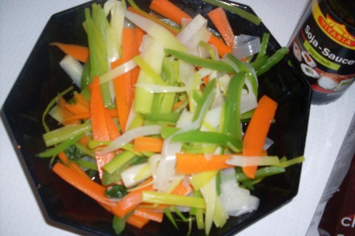Huhn "Asiatisch" mit Gemüsestreifen auf Mie-Nudeln - Rezept - Bild Nr. 3
