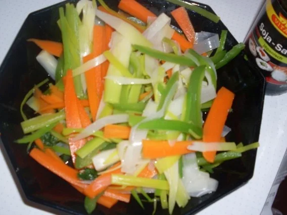 Huhn "Asiatisch" mit Gemüsestreifen auf Mie-Nudeln - Rezept - Bild Nr. 3