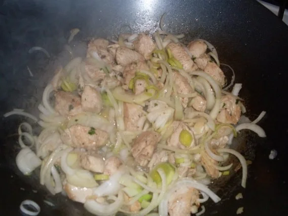 Huhn "Asiatisch" mit Gemüsestreifen auf Mie-Nudeln - Rezept - Bild Nr. 6