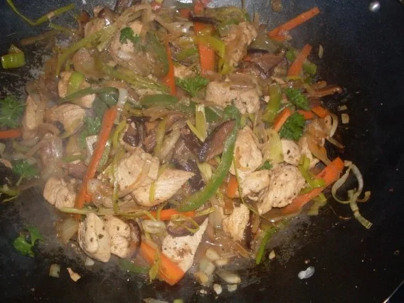 Huhn "Asiatisch" mit Gemüsestreifen auf Mie-Nudeln - Rezept - Bild Nr. 7