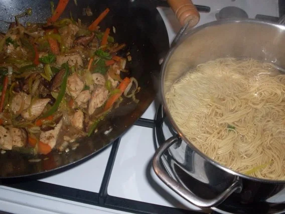 Huhn "Asiatisch" mit Gemüsestreifen auf Mie-Nudeln - Rezept - Bild Nr. 9