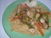 Huhn "Asiatisch" mit Gemüsestreifen auf Mie-Nudeln - Rezept