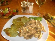 Kräutertaler mit Puten-Champignons>> - Rezept
