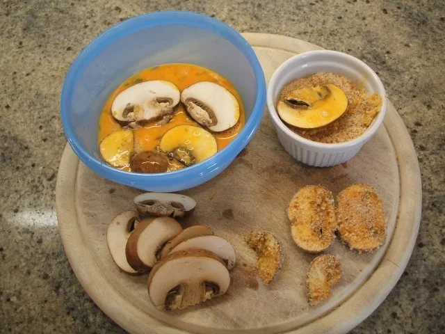 Rezept: Pilze: Gebackene Champignon-Scheiben mit Schafskäse-Dip Bild Nr. 3 Pilze: Gebackene Champignon-Scheiben mit Schafskäse-Dip - Rezept - Bild Nr. 3