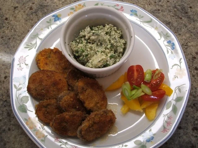 Rezept: Pilze: Gebackene Champignon-Scheiben mit Schafskäse-Dip Pilze: Gebackene Champignon-Scheiben mit Schafskäse-Dip - Rezept