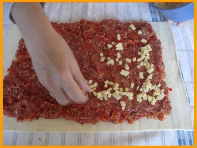 Rezept: Hackfleischpastete mit Käsesauce und Feldsalat Bild Nr. 11 Hackfleischpastete mit Käsesauce und Feldsalat - Rezept - Bild Nr. 11