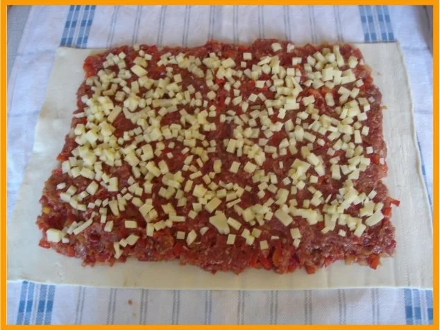 Rezept: Hackfleischpastete mit Käsesauce und Feldsalat Bild Nr. 12 Hackfleischpastete mit Käsesauce und Feldsalat - Rezept - Bild Nr. 12