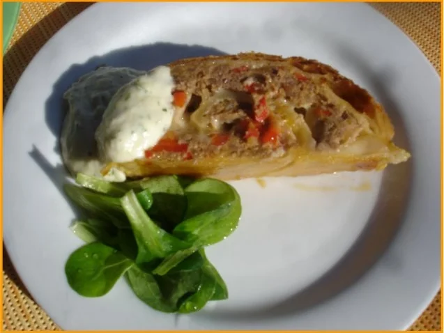 Rezept: Hackfleischpastete mit Käsesauce und Feldsalat Hackfleischpastete mit Käsesauce und Feldsalat - Rezept