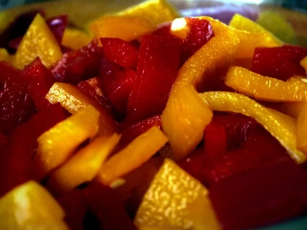 Fruchtziege im Huhn, dazu knackiges Paprika-Ebly-Gemüse - Rezept - Bild Nr. 2