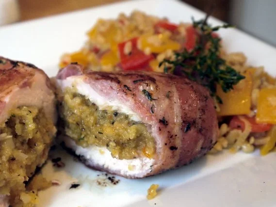 Fruchtziege im Huhn, dazu knackiges Paprika-Ebly-Gemüse - Rezept