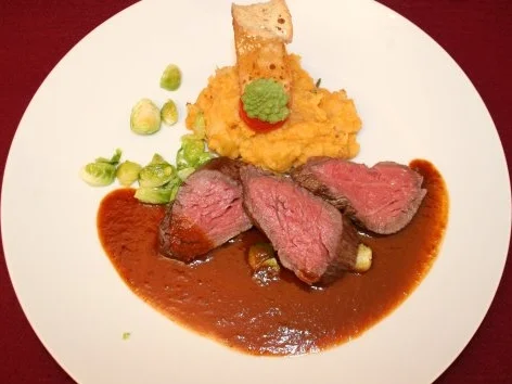 Rezept: Rinderfilet mit Sellerie-Süßkartoffelpüree und Rosenkohl Rinderfilet mit Sellerie-Süßkartoffelpüree und Rosenkohl - Rezept