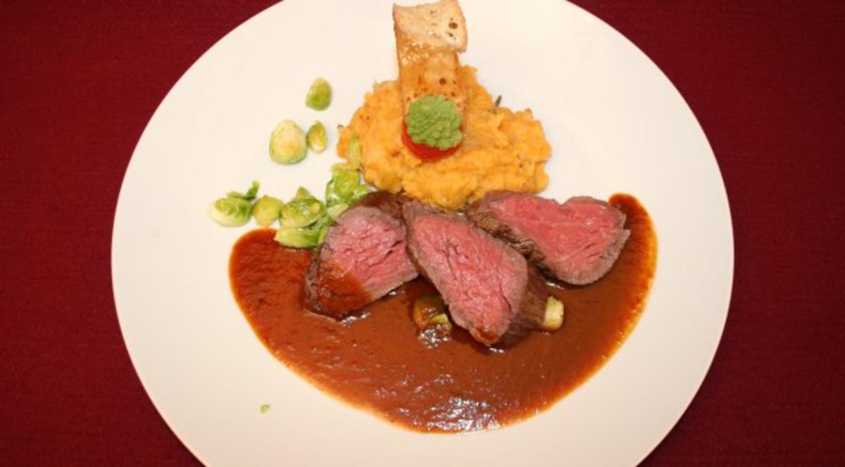 Bilder für Rinderfilet mit Sellerie-Süßkartoffelpüree und Rosenkohl - Rezept