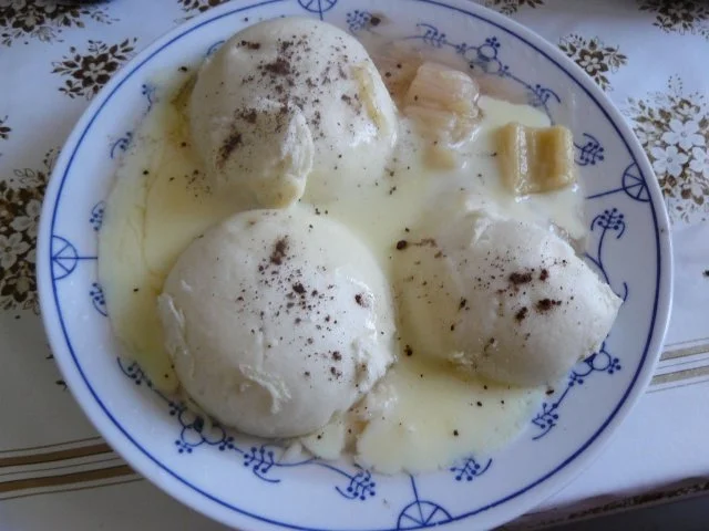 Rezept: Hefeklöße mit Rhabarber und Vanillesoße Hefeklöße mit Rhabarber und Vanillesoße - Rezept