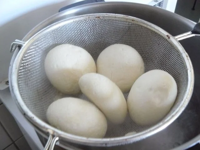 Rezept: Hefeklöße mit Rhabarber und Vanillesoße Bild Nr. 3 Hefeklöße mit Rhabarber und Vanillesoße - Rezept - Bild Nr. 3