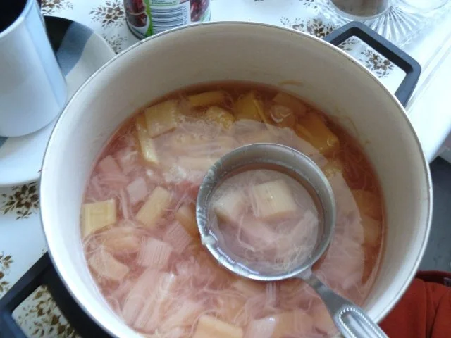 Rezept: Hefeklöße mit Rhabarber und Vanillesoße Bild Nr. 2 Hefeklöße mit Rhabarber und Vanillesoße - Rezept - Bild Nr. 2