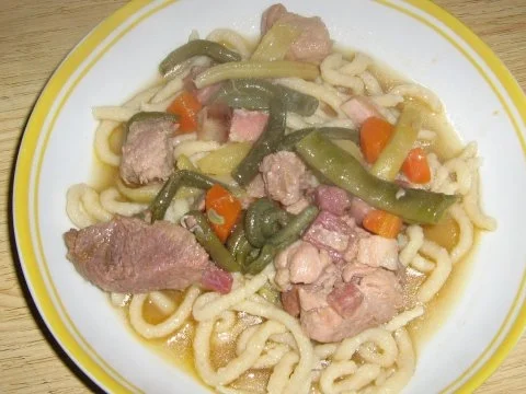 Bohnengemüse mit Gulasch und Spätzle - Rezept