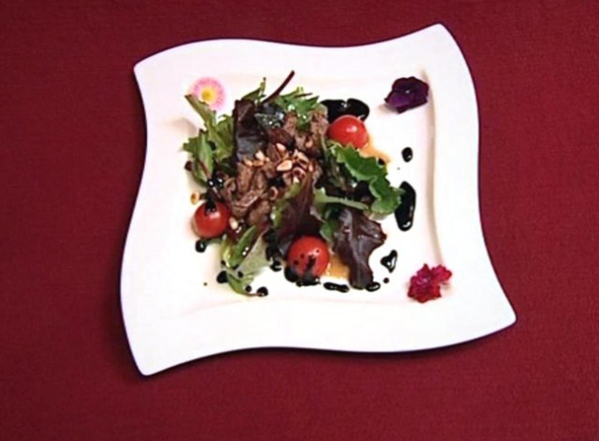 Wildkräuter-Salat mit Rinderfiletstreifen und Pinienkernen (Jay Khan ...