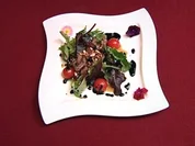 Wildkräuter-Salat mit Rinderfiletstreifen und Pinienkernen (Jay Khan) - Rezept