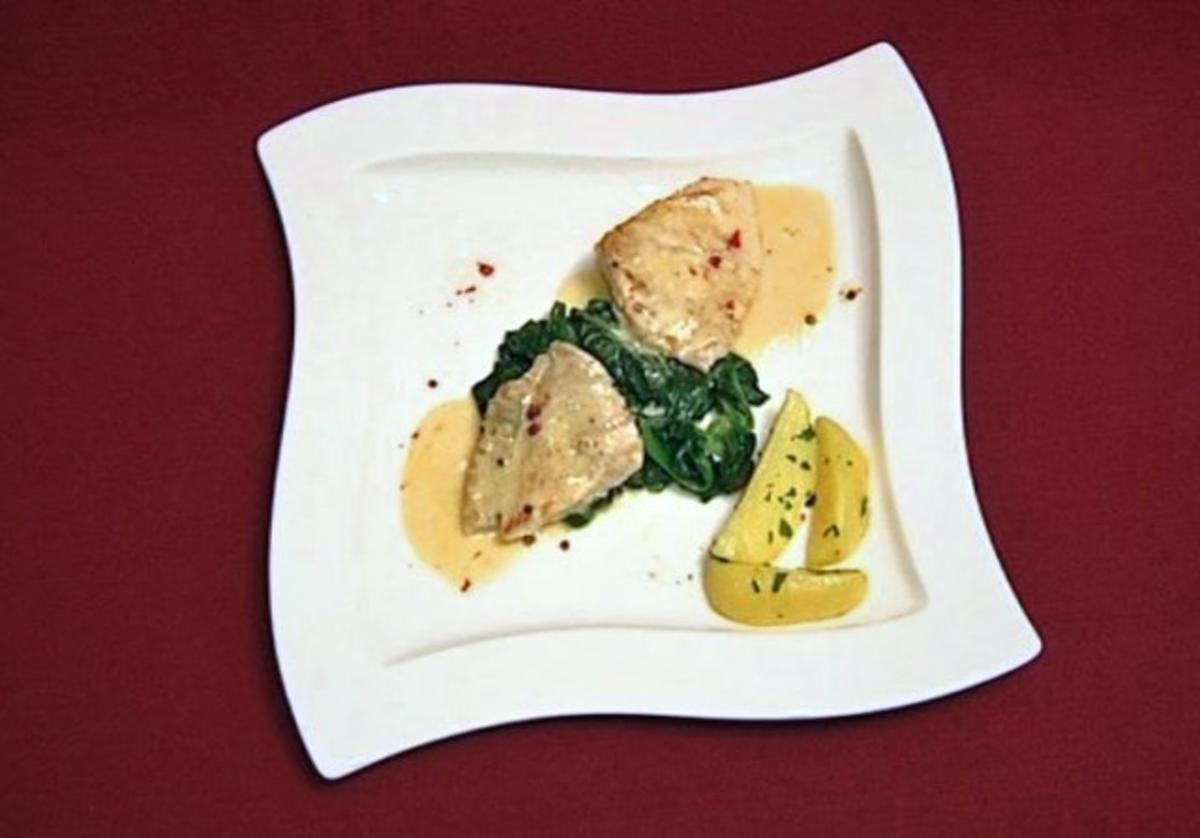 Bilder für Steinbuttfilet in Prosecco-Sahnesoße auf Spinat mit Salzkartoffeln (Jay Khan) - Rezept