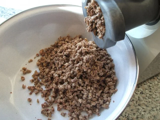 Wild: Reh-Fleischküchle mit Wacholderrahmsoße - Rezept - Bild Nr. 2