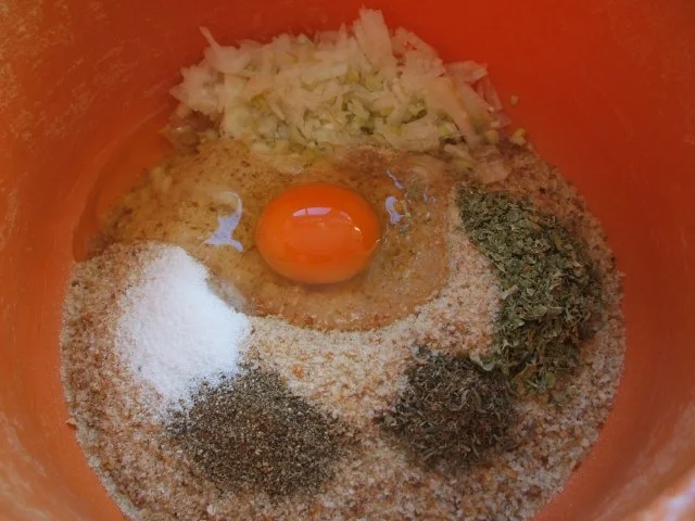 Wild: Reh-Fleischküchle mit Wacholderrahmsoße - Rezept - Bild Nr. 3