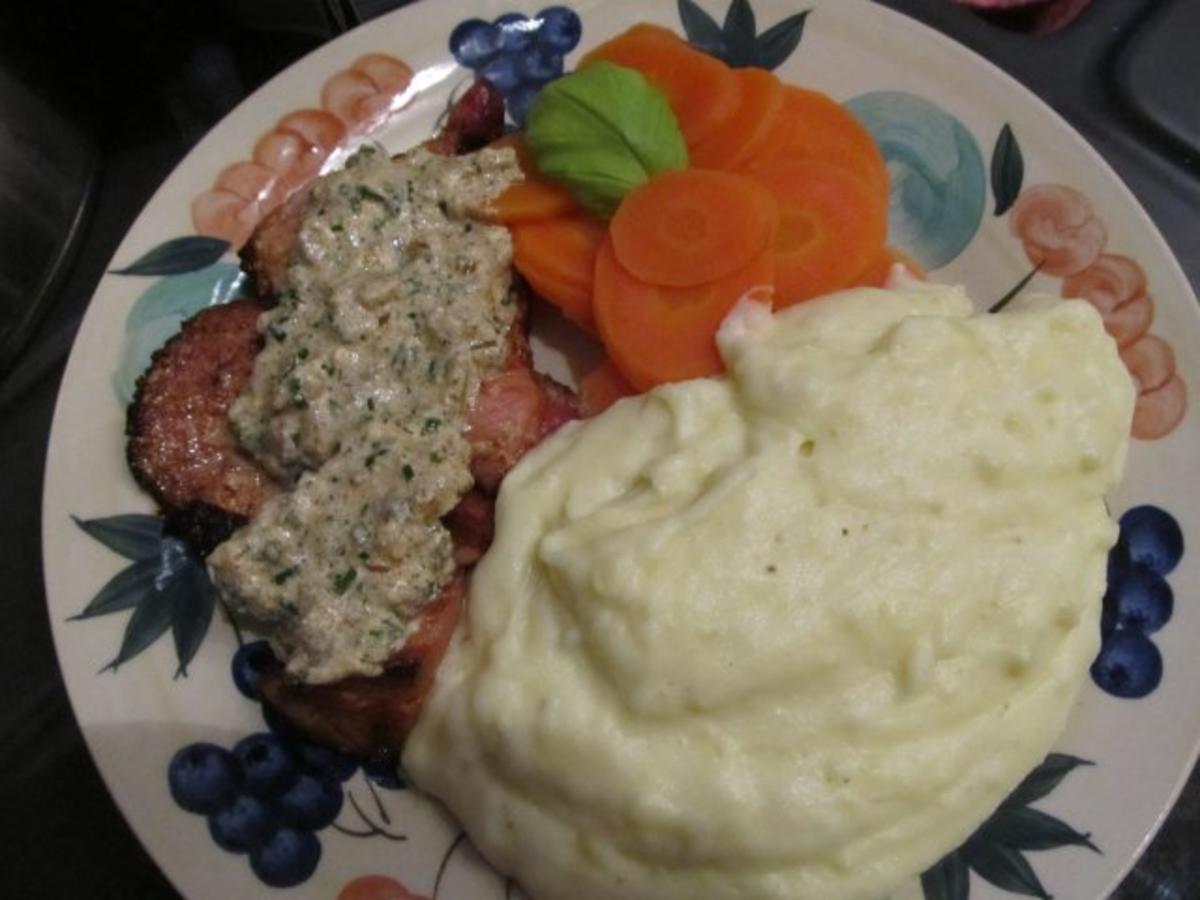 Kasselerkoteletts mit Möhren, Kräutersauce und Kartoffelpüree - Rezept ...