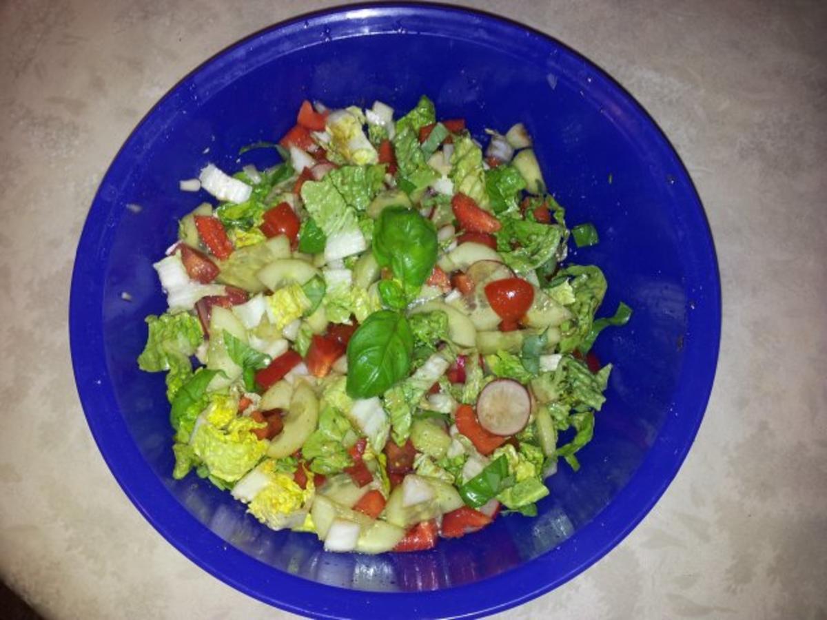Gemüse-Salat mit Radischen, Balsamico-Essig, Knoblauch  + Kräutern - Rezept