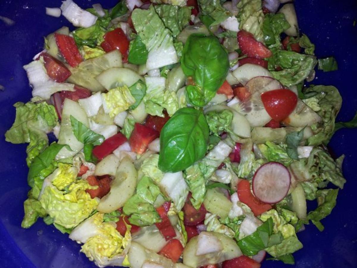 Gemüse-Salat mit Radischen, Balsamico-Essig, Knoblauch  + Kräutern - Rezept - Bild Nr. 5